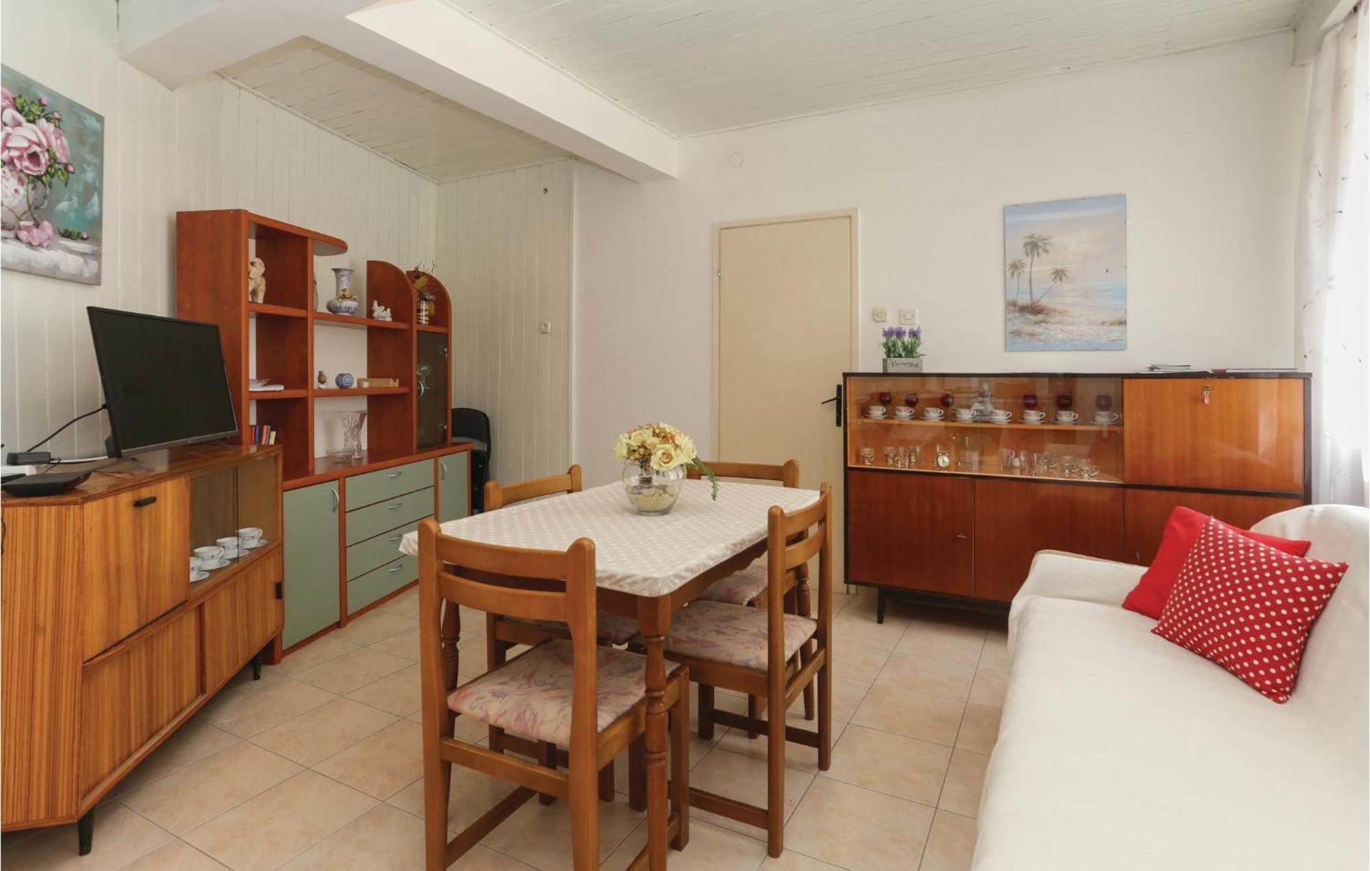 2 Bedroom Stunning Apartment In Kastel Kambelovac Kaštela エクステリア 写真