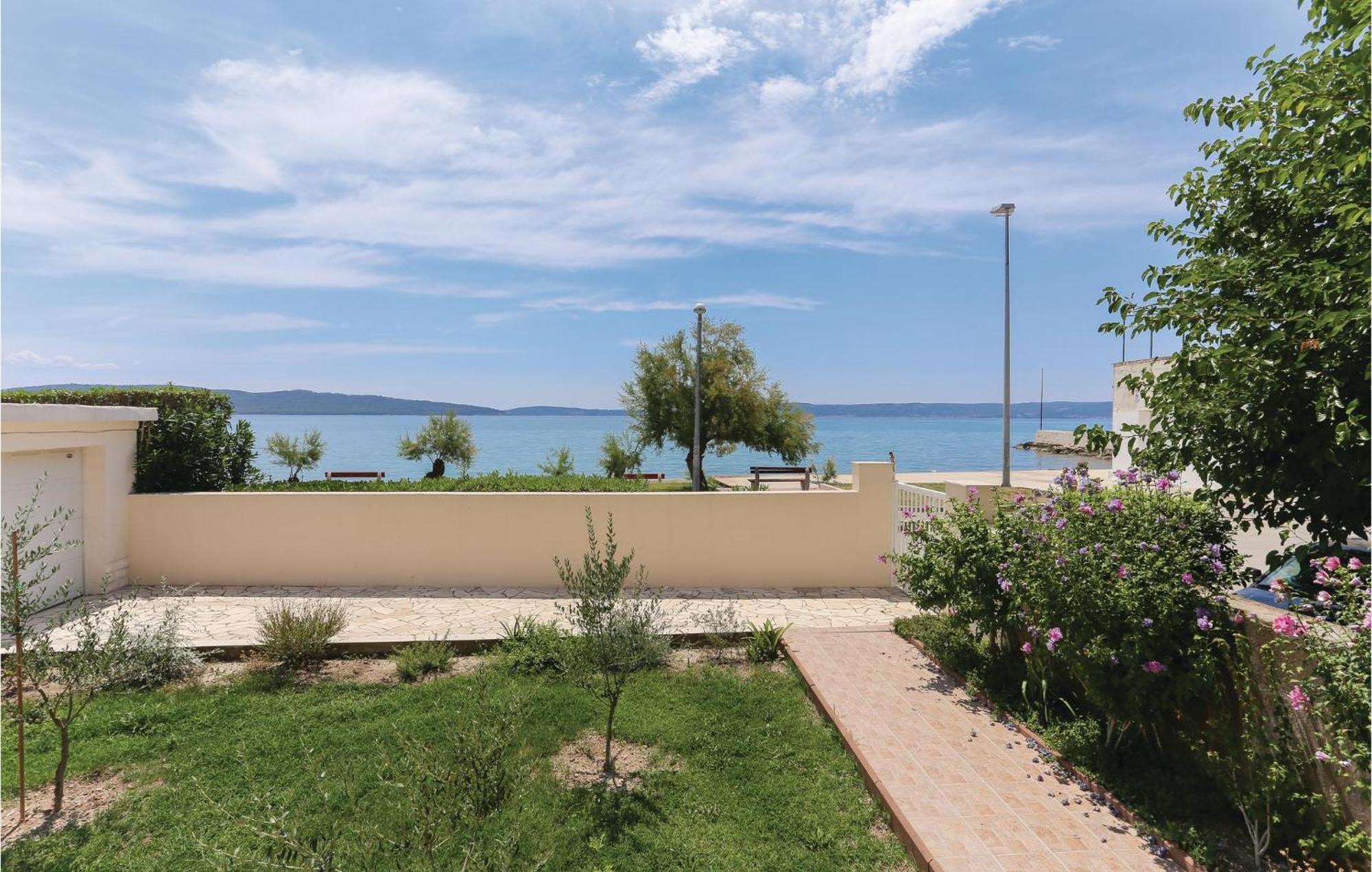 2 Bedroom Stunning Apartment In Kastel Kambelovac Kaštela エクステリア 写真