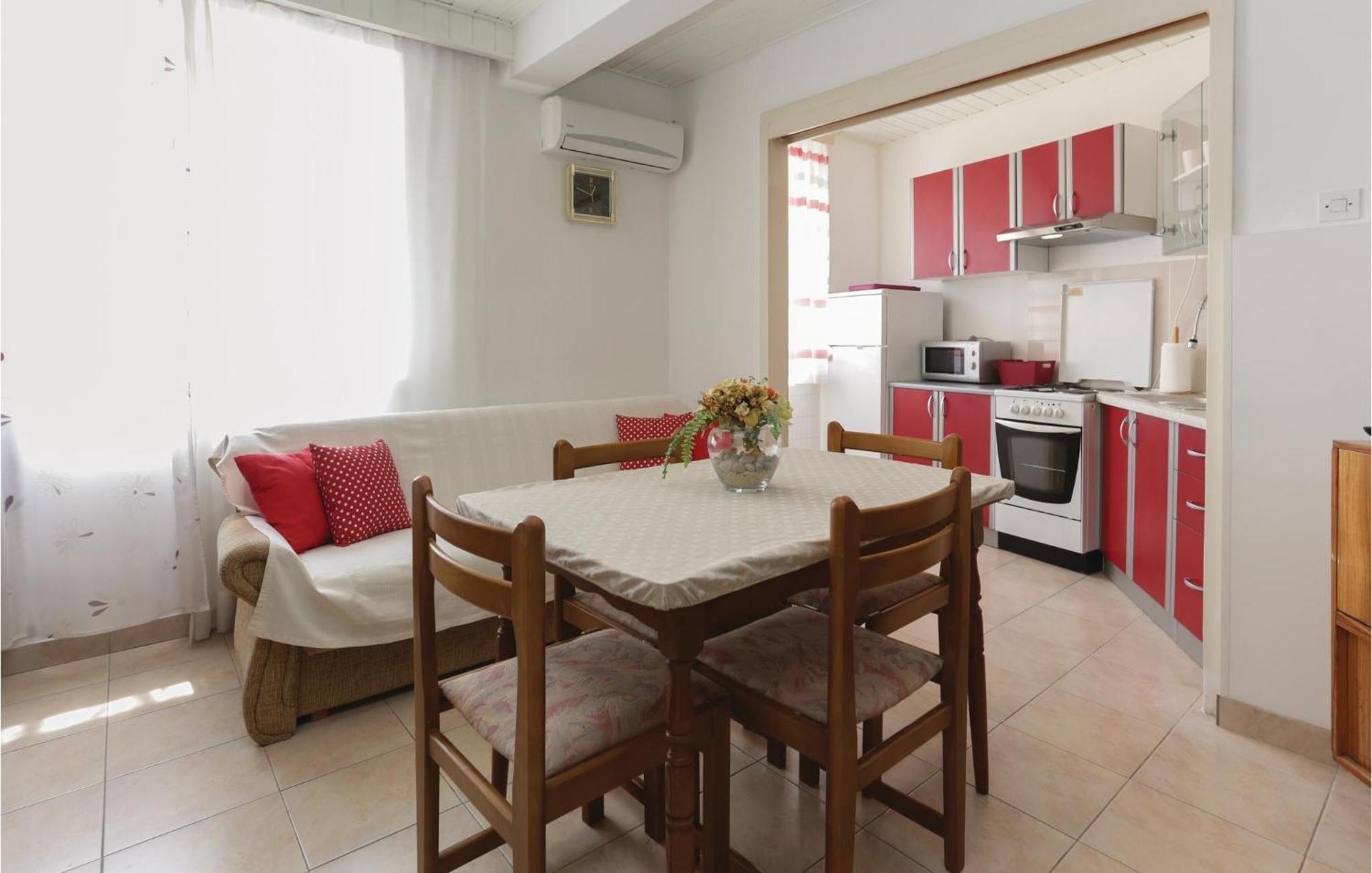 2 Bedroom Stunning Apartment In Kastel Kambelovac Kaštela エクステリア 写真