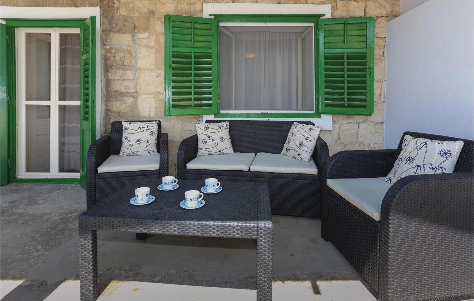 2 Bedroom Stunning Apartment In Kastel Kambelovac Kaštela エクステリア 写真