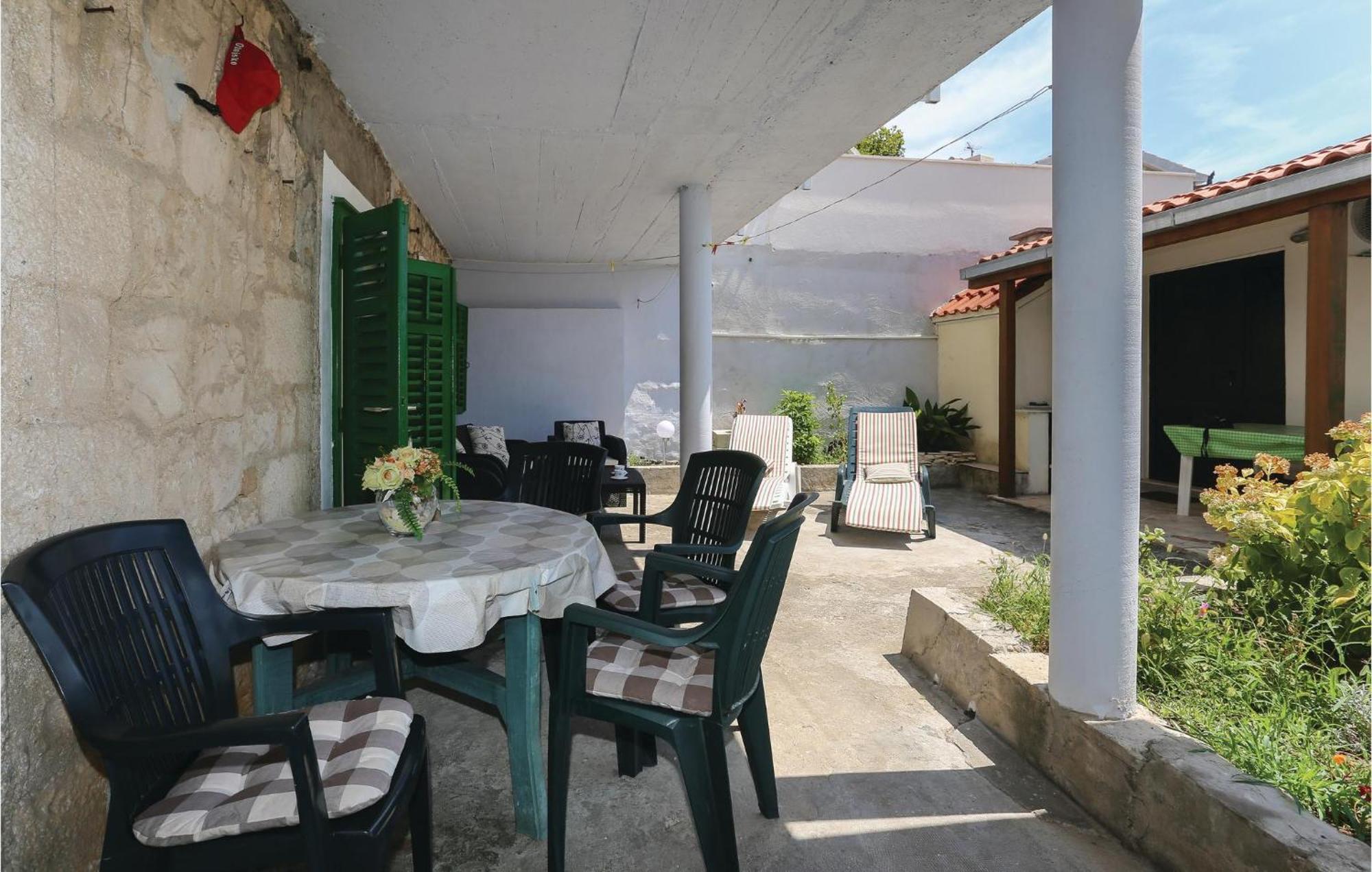 2 Bedroom Stunning Apartment In Kastel Kambelovac Kaštela エクステリア 写真